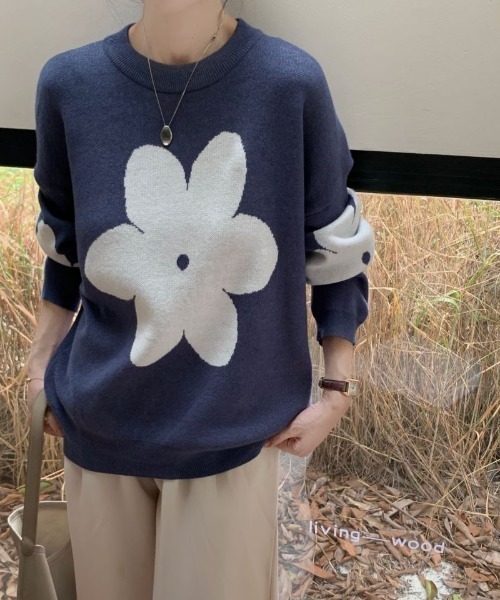 ECLIN（エクラン）の「配色フラワージャガードクルーネックニットプルオーバー（ニット/セーター・レディース・キャメル/ブルーグレー/ブラック/グレー・FREE）」の3枚目の写真