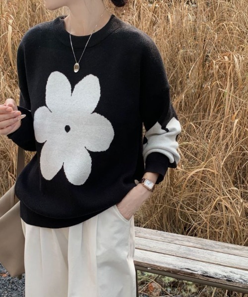 ECLIN（エクラン）の「配色フラワージャガードクルーネックニットプルオーバー（ニット/セーター・レディース・キャメル/ブルーグレー/ブラック/グレー・FREE）」の2枚目の写真