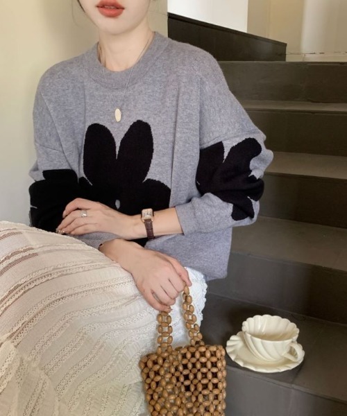 ECLIN（エクラン）の「配色フラワージャガードクルーネックニットプルオーバー（ニット/セーター・レディース・キャメル/ブルーグレー/ブラック/グレー・FREE）」の20枚目の写真