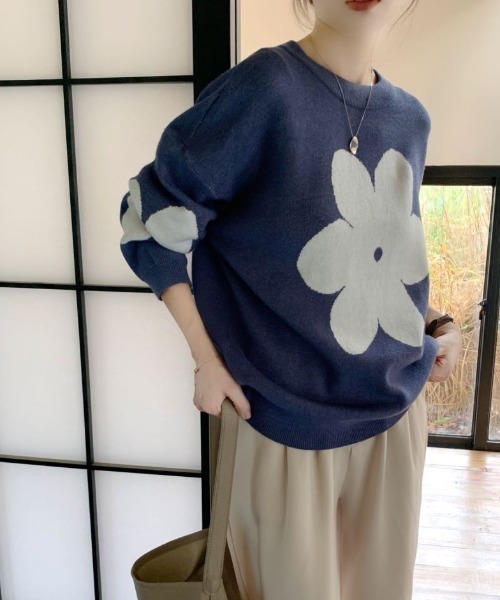 ECLIN（エクラン）の「配色フラワージャガードクルーネックニットプルオーバー（ニット/セーター・レディース・キャメル/ブルーグレー/ブラック/グレー・FREE）」の15枚目の写真