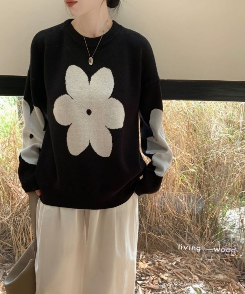 ECLIN（エクラン）の「配色フラワージャガードクルーネックニットプルオーバー（ニット/セーター・レディース・キャメル/ブルーグレー/ブラック/グレー・FREE）」の5枚目の写真