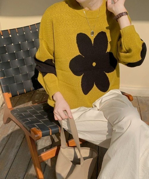 ECLIN（エクラン）の「配色フラワージャガードクルーネックニットプルオーバー（ニット/セーター・レディース・キャメル/ブルーグレー/ブラック/グレー・FREE）」の6枚目の写真