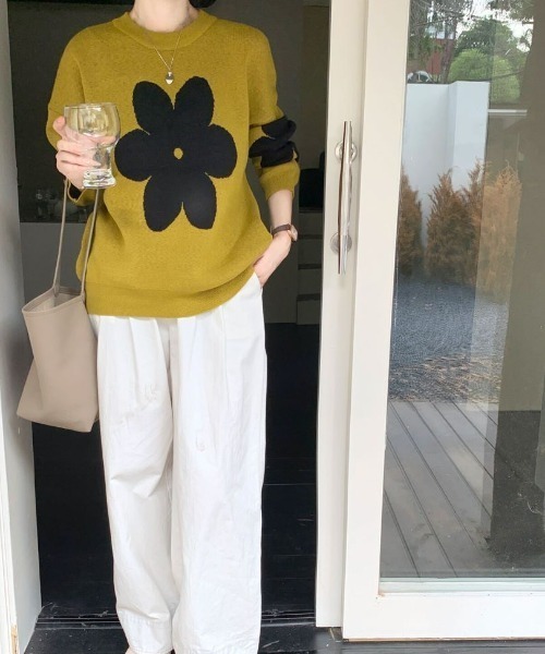 ECLIN（エクラン）の「配色フラワージャガードクルーネックニットプルオーバー（ニット/セーター・レディース・キャメル/ブルーグレー/ブラック/グレー・FREE）」の9枚目の写真