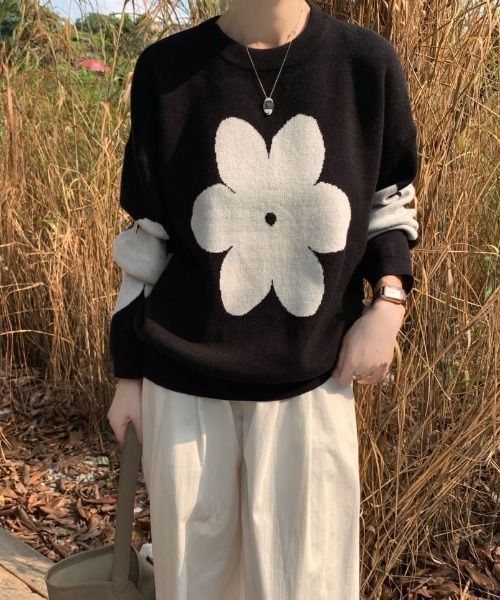 ECLIN（エクラン）の「配色フラワージャガードクルーネックニットプルオーバー（ニット/セーター・レディース・キャメル/ブルーグレー/ブラック/グレー・FREE）」の10枚目の写真