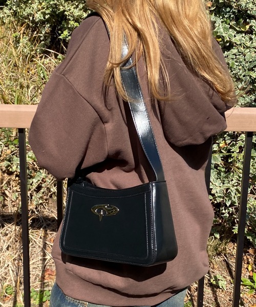 WEGO（ウィゴー）の「WEGO/BIGメタルパーツショルダー（ショルダーバッグ・レディース・レッド/ブラック/グレー・FREE）」の2枚目の写真