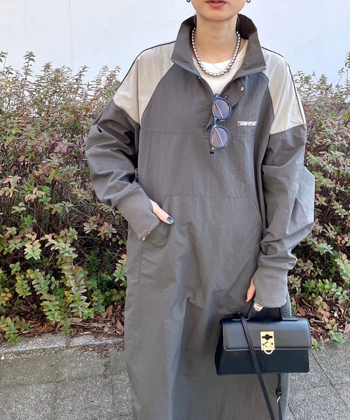 INTERPLAY（インタープレイ）の「【INTERPLAY x AYA】Anorak One-piece (UINISEX)（ワンピース・レディース・ブルー/チャコール・FREE）」の3枚目の写真