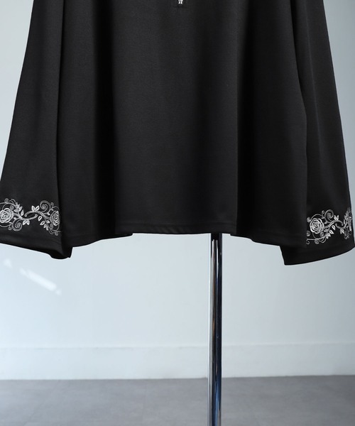 NILWAY(ニルウェイ)の「【25AW新作】フラワー 刺繍 ハーフジップ フレアスリーブ ポンチ 長袖 ロング Tシャツ(スウェット・メンズ・ホワイト/チャコール/ブラック・MEDIUM/LARGE)」の7枚目の写真