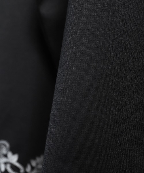 NILWAY(ニルウェイ)の「【25AW新作】フラワー 刺繍 ハーフジップ フレアスリーブ ポンチ 長袖 ロング Tシャツ(スウェット・メンズ・ホワイト/チャコール/ブラック・MEDIUM/LARGE)」の9枚目の写真