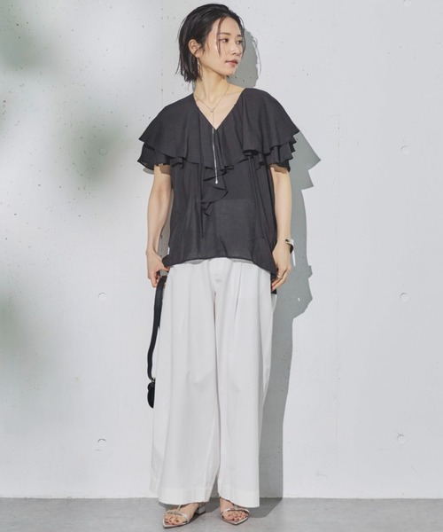 Doux archives（ドゥアルシーヴ）の「Vネックラッフルブラウス（シャツ/ブラウス・レディース・ブラウン/オフホワイト/ブラック・38）」の8枚目の写真