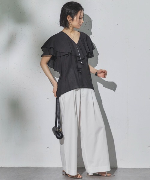Doux archives（ドゥアルシーヴ）の「Vネックラッフルブラウス（シャツ/ブラウス・レディース・ブラウン/オフホワイト/ブラック・38）」の16枚目の写真