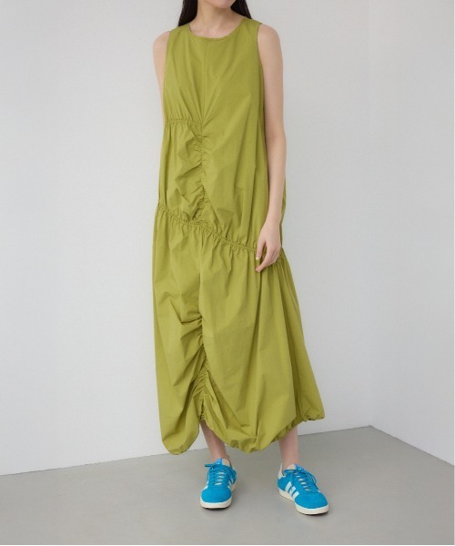 PLUS(プラス)の「【PLUS】【身長/骨格別着用画像あり】シャーリングボリュームバルーンワンピース 夏服 春服 秋服 ノースリーブ 体系カバー(ワンピース・レディース・ライム/ブラック/ライトベージュ・SMALL/MEDIUM)」の1枚目の写真