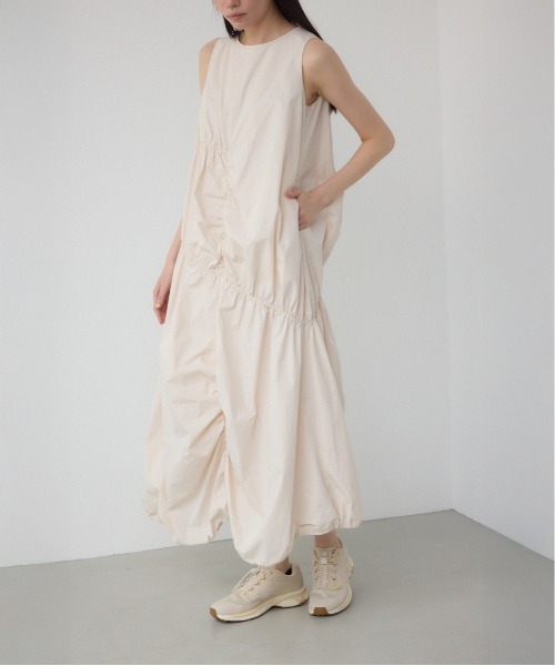 PLUS(プラス)の「【PLUS】【身長/骨格別着用画像あり】シャーリングボリュームバルーンワンピース 夏服 春服 秋服 ノースリーブ 体系カバー(ワンピース・レディース・ライム/ブラック/ライトベージュ・SMALL/MEDIUM)」の3枚目の写真