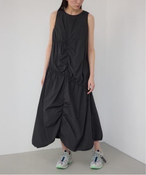 PLUS(プラス)の「【PLUS】【身長/骨格別着用画像あり】シャーリングボリュームバルーンワンピース 夏服 春服 秋服 ノースリーブ 体系カバー(ワンピース・レディース・ライム/ブラック/ライトベージュ・SMALL/MEDIUM)」の2枚目の写真