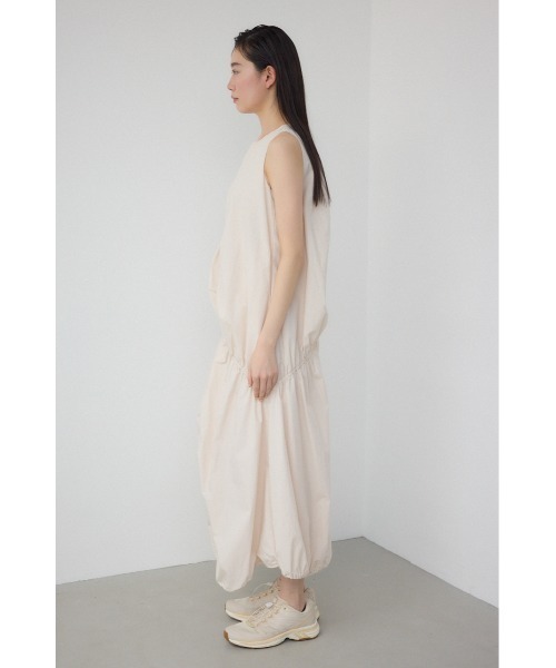 PLUS(プラス)の「【PLUS】【身長/骨格別着用画像あり】シャーリングボリュームバルーンワンピース 夏服 春服 秋服 ノースリーブ 体系カバー(ワンピース・レディース・ライム/ブラック/ライトベージュ・SMALL/MEDIUM)」の4枚目の写真