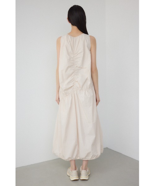 PLUS(プラス)の「【PLUS】【身長/骨格別着用画像あり】シャーリングボリュームバルーンワンピース 夏服 春服 秋服 ノースリーブ 体系カバー(ワンピース・レディース・ライム/ブラック/ライトベージュ・SMALL/MEDIUM)」の5枚目の写真