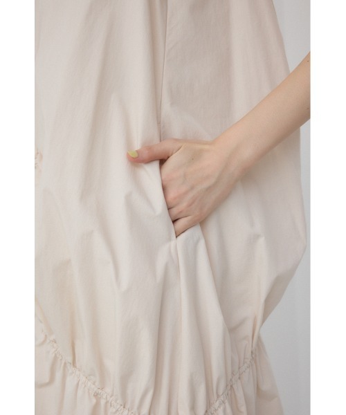 PLUS(プラス)の「【PLUS】【身長/骨格別着用画像あり】シャーリングボリュームバルーンワンピース 夏服 春服 秋服 ノースリーブ 体系カバー(ワンピース・レディース・ライム/ブラック/ライトベージュ・SMALL/MEDIUM)」の8枚目の写真