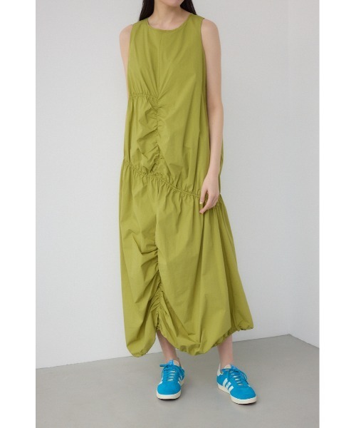 PLUS(プラス)の「【PLUS】【身長/骨格別着用画像あり】シャーリングボリュームバルーンワンピース 夏服 春服 秋服 ノースリーブ 体系カバー(ワンピース・レディース・ライム/ブラック/ライトベージュ・SMALL/MEDIUM)」の11枚目の写真