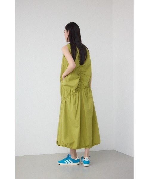 PLUS(プラス)の「【PLUS】【身長/骨格別着用画像あり】シャーリングボリュームバルーンワンピース 夏服 春服 秋服 ノースリーブ 体系カバー(ワンピース・レディース・ライム/ブラック/ライトベージュ・SMALL/MEDIUM)」の13枚目の写真