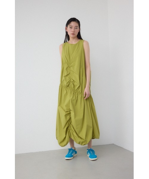 PLUS(プラス)の「【PLUS】【身長/骨格別着用画像あり】シャーリングボリュームバルーンワンピース 夏服 春服 秋服 ノースリーブ 体系カバー(ワンピース・レディース・ライム/ブラック/ライトベージュ・SMALL/MEDIUM)」の14枚目の写真