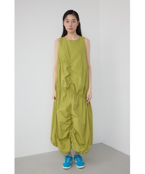 PLUS(プラス)の「【PLUS】【身長/骨格別着用画像あり】シャーリングボリュームバルーンワンピース 夏服 春服 秋服 ノースリーブ 体系カバー(ワンピース・レディース・ライム/ブラック/ライトベージュ・SMALL/MEDIUM)」の15枚目の写真