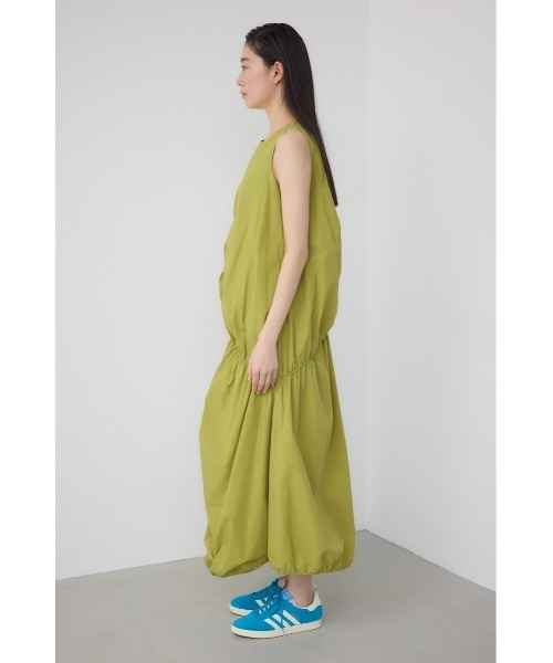 PLUS(プラス)の「【PLUS】【身長/骨格別着用画像あり】シャーリングボリュームバルーンワンピース 夏服 春服 秋服 ノースリーブ 体系カバー(ワンピース・レディース・ライム/ブラック/ライトベージュ・SMALL/MEDIUM)」の16枚目の写真
