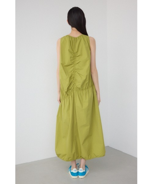 PLUS(プラス)の「【PLUS】【身長/骨格別着用画像あり】シャーリングボリュームバルーンワンピース 夏服 春服 秋服 ノースリーブ 体系カバー(ワンピース・レディース・ライム/ブラック/ライトベージュ・SMALL/MEDIUM)」の17枚目の写真