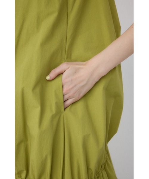 PLUS(プラス)の「【PLUS】【身長/骨格別着用画像あり】シャーリングボリュームバルーンワンピース 夏服 春服 秋服 ノースリーブ 体系カバー(ワンピース・レディース・ライム/ブラック/ライトベージュ・SMALL/MEDIUM)」の20枚目の写真