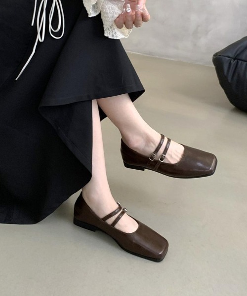 maison de LATIR(メゾンドラティール)の「スクエアトゥが可愛い。ぺたんこダブルベルトパンプス(バレエシューズ・レディース・ブラック/ブラウン/シルバー・25cm/23cm/23.5cm/24cm/24.5cm/22.5cm)」の4枚目の写真