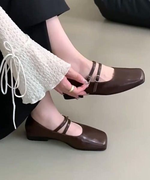 maison de LATIR(メゾンドラティール)の「スクエアトゥが可愛い。ぺたんこダブルベルトパンプス(バレエシューズ・レディース・ブラック/ブラウン/シルバー・25cm/23cm/23.5cm/24cm/24.5cm/22.5cm)」の5枚目の写真
