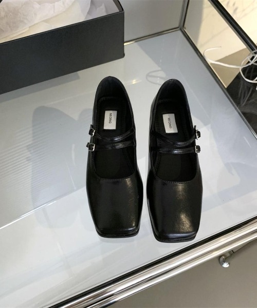 maison de LATIR(メゾンドラティール)の「スクエアトゥが可愛い。ぺたんこダブルベルトパンプス(バレエシューズ・レディース・ブラック/ブラウン/シルバー・25cm/23cm/23.5cm/24cm/24.5cm/22.5cm)」の9枚目の写真