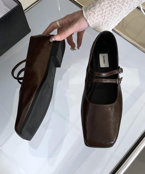 maison de LATIR(メゾンドラティール)の「スクエアトゥが可愛い。ぺたんこダブルベルトパンプス(バレエシューズ・レディース・ブラック/ブラウン/シルバー・25cm/23cm/23.5cm/24cm/24.5cm/22.5cm)」の7枚目の写真
