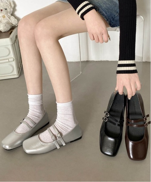 maison de LATIR(メゾンドラティール)の「スクエアトゥが可愛い。ぺたんこダブルベルトパンプス(バレエシューズ・レディース・ブラック/ブラウン/シルバー・25cm/23cm/23.5cm/24cm/24.5cm/22.5cm)」の11枚目の写真