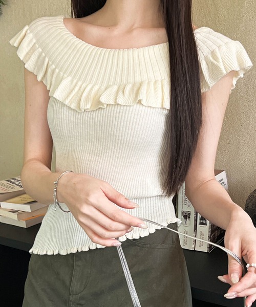 La boutique BonBon オフショルダー フリル ホワイトトップス La boutique BonBon オフショルダー フリル ホワイトトップス