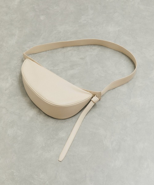 ADAM ET ROPE'（アダムエロペ）の「【一部WEB限定カラー】ムスビミニショルダーバッグ（ショルダーバッグ・レディース・カーキ/ブラック/ワイン/ホワイト系その他・FREE）」の2枚目の写真