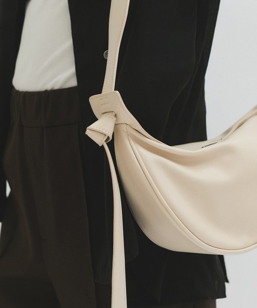 ADAM ET ROPE'（アダムエロペ）の「【一部WEB限定カラー】ムスビミニショルダーバッグ（ショルダーバッグ・レディース・カーキ/ブラック/ワイン/ホワイト系その他・FREE）」の9枚目の写真