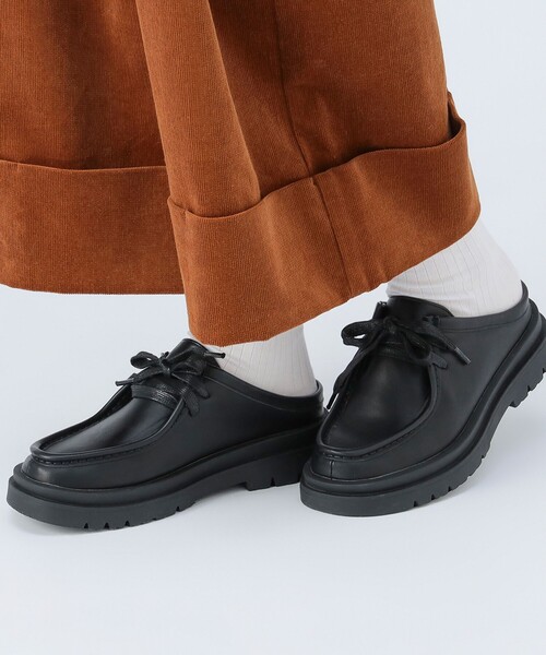 BEAMS HEART(ビームスハート)の「チロリアン ミュール(ドレスシューズ・レディース・ベージュ/ブラック・MEDIUM/SMALL/LARGE)」の1枚目の写真