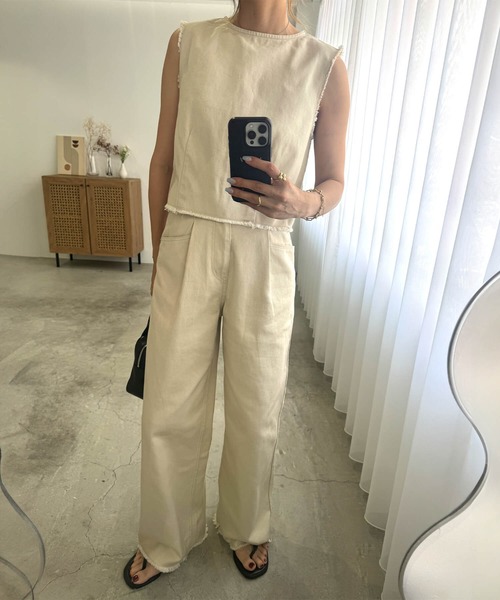 ISOOK（アイスー）の「フリンジデニムセットアップ（chiica original）/ セットアイテム 2点セット セルフカット 低身長 デニムパンツ ノースリーブ（セットアップ・レディース・ベージュ/ブルー・SMALL/MEDIUM）」の3枚目の写真