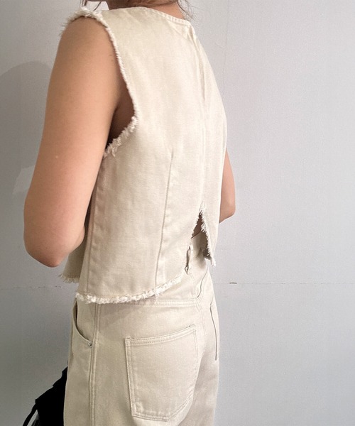 ISOOK（アイスー）の「フリンジデニムセットアップ（chiica original）/ セットアイテム 2点セット セルフカット 低身長 デニムパンツ ノースリーブ（セットアップ・レディース・ベージュ/ブルー・SMALL/MEDIUM）」の8枚目の写真