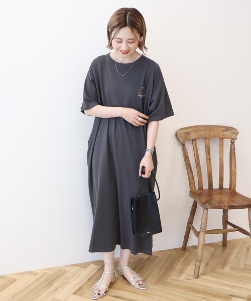 AMERICAN HOLIC(アメリカンホリック)の「【選べる丈】ツアーロゴ加工Tワンピース(ワンピース・レディース・ネイビー/ベージュ/チャコールグレー・M/L)」の18枚目の写真