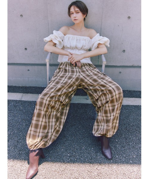 SNIDEL（スナイデル）の「オフショルフリルブラウス（シャツ/ブラウス・レディース・ブラック/オリーブ/ピンクベージュ/アイボリー・F）」の7枚目の写真