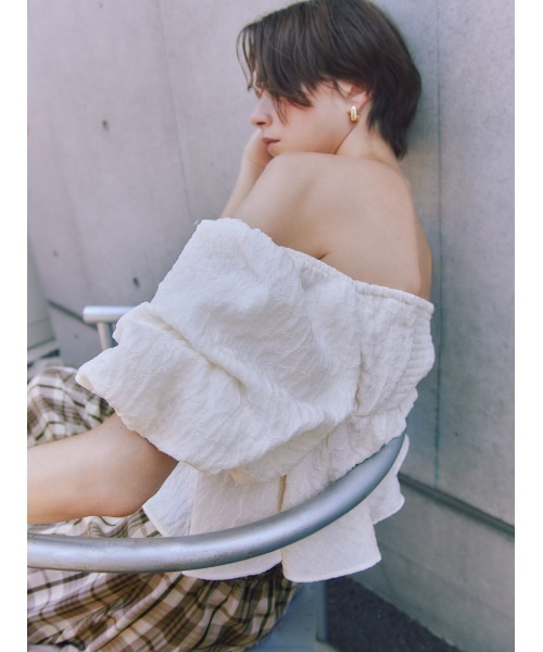 SNIDEL（スナイデル）の「オフショルフリルブラウス（シャツ/ブラウス・レディース・ブラック/オリーブ/ピンクベージュ/アイボリー・F）」の8枚目の写真