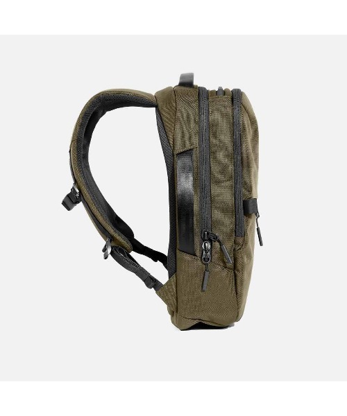 Aer(エアー)の「AER City Pack Olive / AER-25027(バックパック/リュック・メンズ・オリーブ・FREE)」の3枚目の写真