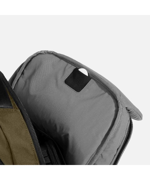 Aer(エアー)の「AER City Pack Olive / AER-25027(バックパック/リュック・メンズ・オリーブ・FREE)」の6枚目の写真