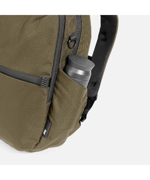 Aer(エアー)の「AER City Pack Olive / AER-25027(バックパック/リュック・メンズ・オリーブ・FREE)」の7枚目の写真