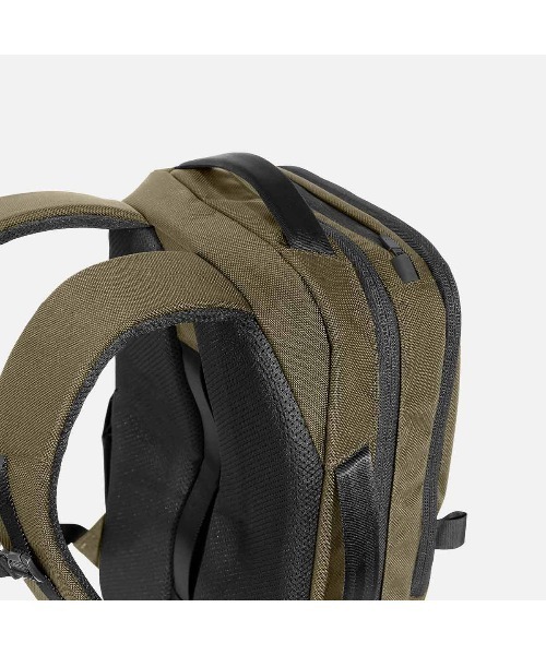 Aer(エアー)の「AER City Pack Olive / AER-25027(バックパック/リュック・メンズ・オリーブ・FREE)」の8枚目の写真