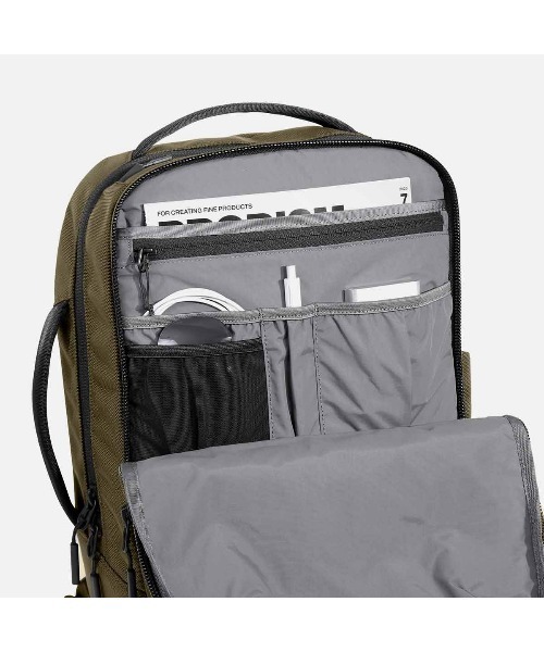 Aer(エアー)の「AER City Pack Olive / AER-25027(バックパック/リュック・メンズ・オリーブ・FREE)」の9枚目の写真