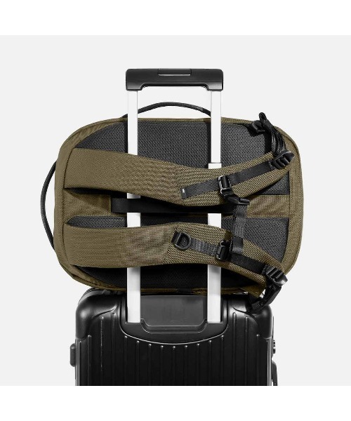 Aer(エアー)の「AER City Pack Olive / AER-25027(バックパック/リュック・メンズ・オリーブ・FREE)」の12枚目の写真