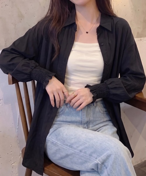 cammie(キャミー)の「バックギャザーゆったりシャツ(シャツ/ブラウス・レディース・ホワイト/ブラック・LARGE/MEDIUM)」の2枚目の写真