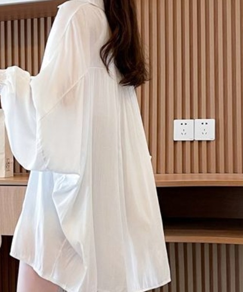 cammie(キャミー)の「バックギャザーゆったりシャツ(シャツ/ブラウス・レディース・ホワイト/ブラック・LARGE/MEDIUM)」の5枚目の写真