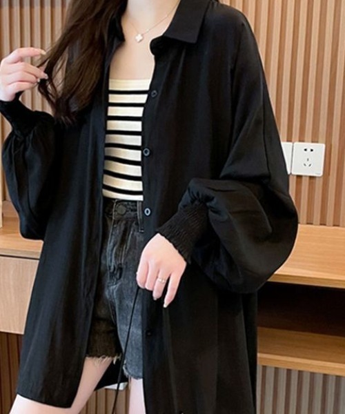 cammie(キャミー)の「バックギャザーゆったりシャツ(シャツ/ブラウス・レディース・ホワイト/ブラック・LARGE/MEDIUM)」の6枚目の写真